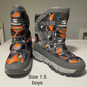 Hobibear snow boots Boys size 1.5.

Warm